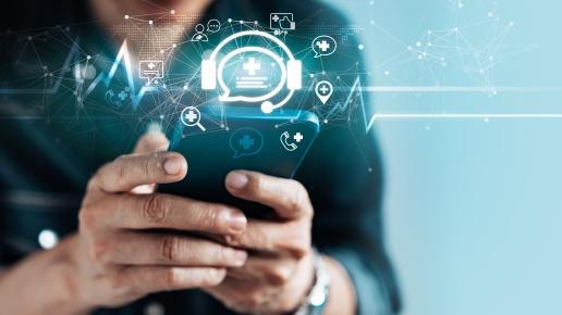 Ein Arzt nutzt mit Hilfe eines IPads digitale Technologien in der modernen Gesundheitsversorgung.