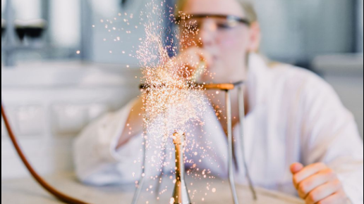 Chemiestudierende im Labor