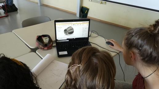 Schülerinnen vor einem Laptop
