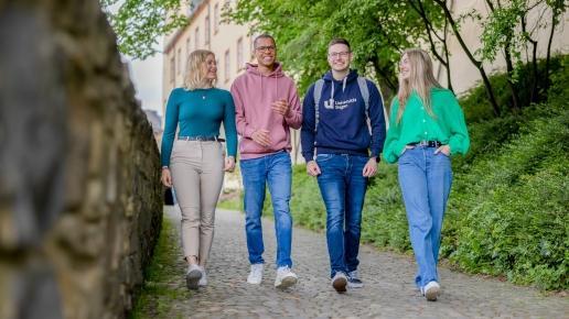 Studierende auf dem Campus