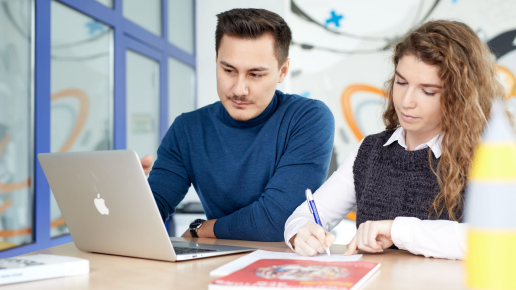 Zwei Menschen am Schreibtisch