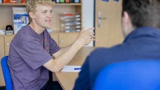Studierender in der Beratung