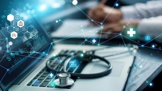 Laptop, Stethoskop, Hände von ärztlichem Personal im Hintergrund, Symbole des Gesundheitswesens verbunden mit Netzwerkverbindungen im Vordergrund
