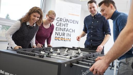 Gründer:innen spielen Kicker im Entrepreneurship Center