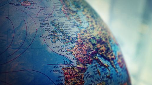 Detailansicht eines Globus mit Fokus auf Europa.