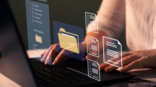 Laptop DMS Hände Akten Digitalisierung