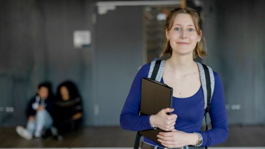Eine Studentin schaut in die Kamera