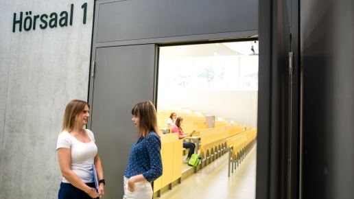 Studierende vor und in einem Hörsaal.