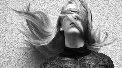 Person mit Haaren über den Augen