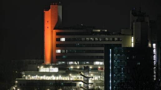 K-Turm der Universität Siegen wird orangefarben angestrahlt.