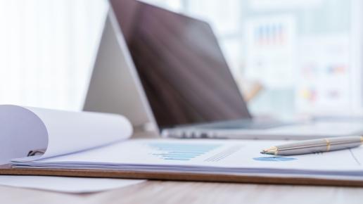 Finanzdiagramme auf dem Tisch mit Laptop