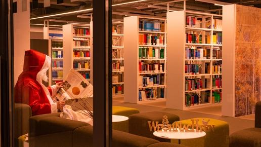 Nikolaus sitzt in der Bibliothek und liest
