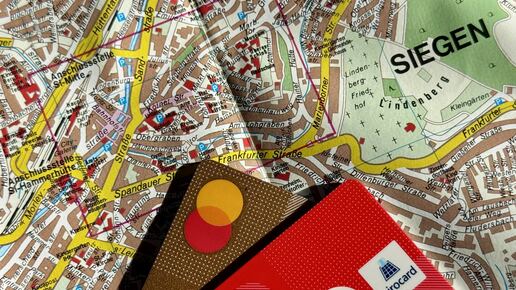 EC- und VISA-Karte auf Stadtplan Siegen liegend