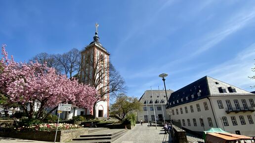 Gebäudeansicht Rathaus der Stadt Siegen mit Nikolaikirche im Bild