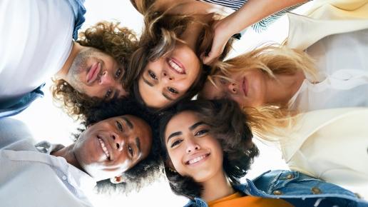 Studierende stecken die Köpfe zusammen