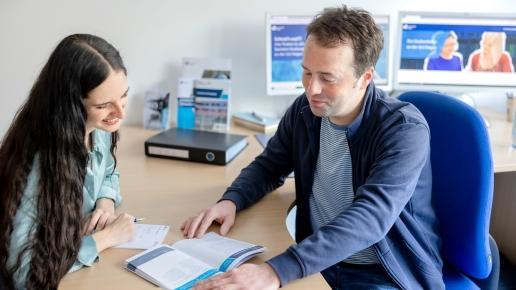 Studierende sitz bei einem Berater der ZSB