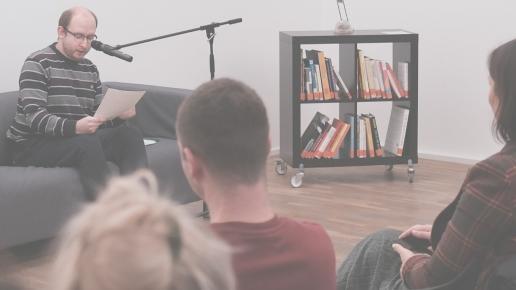 Person liest vor Publikum