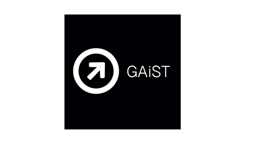 Das Bild zeigt das Logo von GAiST: Deinen weißen Schriftzug "GAiST" auf schwarzem Grund mit einem weißen Symbol von SmartLivingNext Projekt.