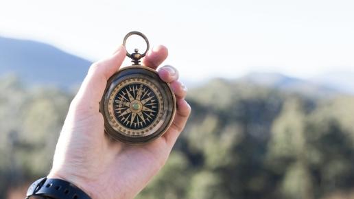 Hand mit Kompass