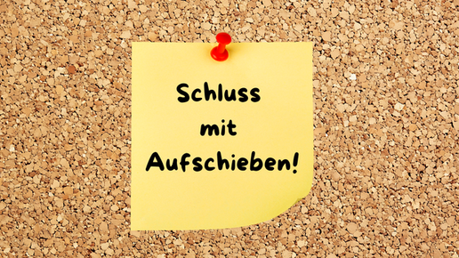 Korkpinnwand, auf der ein Post-it mit dem Text "Schluss mit Aufschieben" hängt