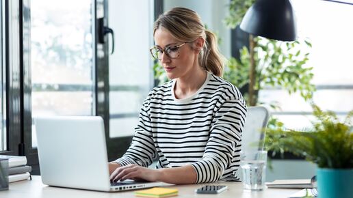 eine frau schaut auf ein laptop