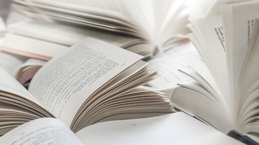 mehrere offene Bücher