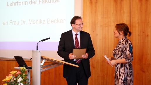 Dr. Monika Becker nimmt Preis für die innovativste Lehre vom Prodekan für Lehre Prof. Dr. Joachim Eigler entgegen