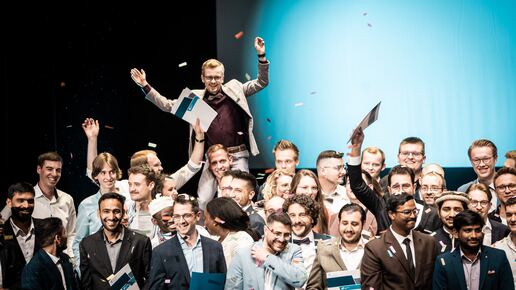 Menschen, die ihren Studienabschluss feiern