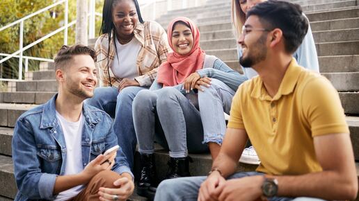 internationale Studierende sitzen auf einer Treppe
