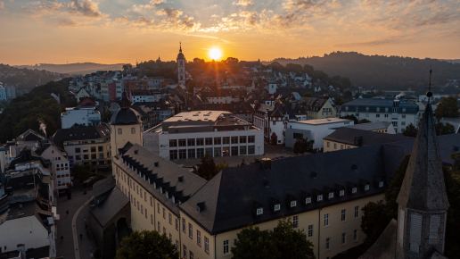 FM_US_Gebäudekomplex_Totale_Sommer_Sonnenuntergang