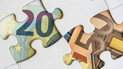 Euro-Scheine zwischen Puzzleteilen