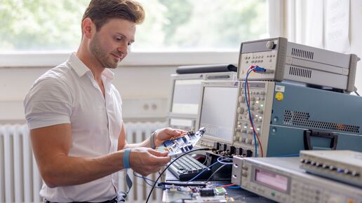 Forschender im Elektrolabor