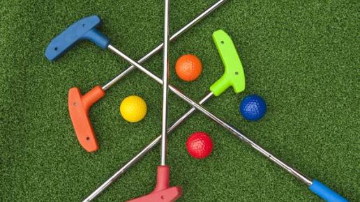 Minigolfschläger mit Bällen