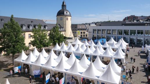 Bild vom Schlossplatz mit kleinen Zelten/Ständen