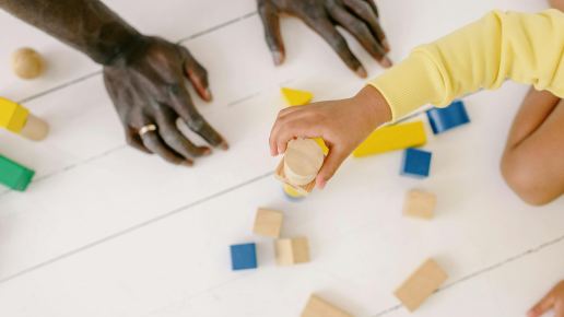 Hände spielen- Kind und Elternteil