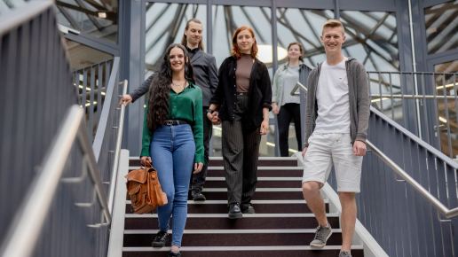 Gruppe von Studierenden auf den Stufen in der AR-Bib