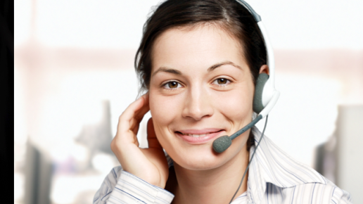 Frau mit Headset im Support