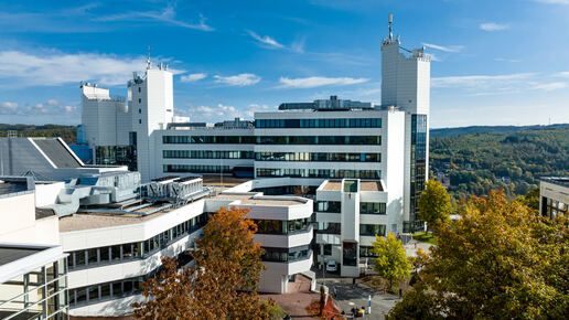 Auf dem Bild ist ein Teil der Gebäude am Campus AR von außen zu sehen.