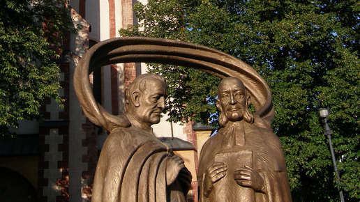 Kirche mit ökumenischem Denkmal