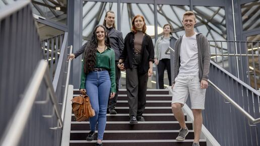 Studierende auf der Treppe
