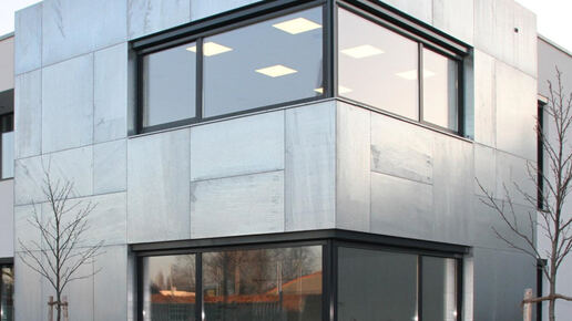 Gebäude mit hinterlüfteter Fassade