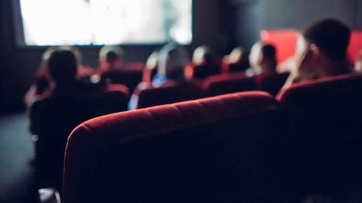 Menschen betrachten einen Film in einem Kinosaal