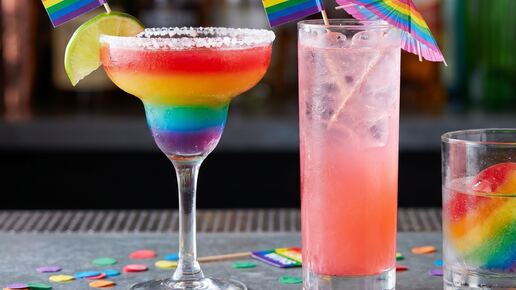 Cocktails in Regenbogenfarben