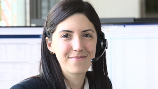 Frau mit Headset im Support