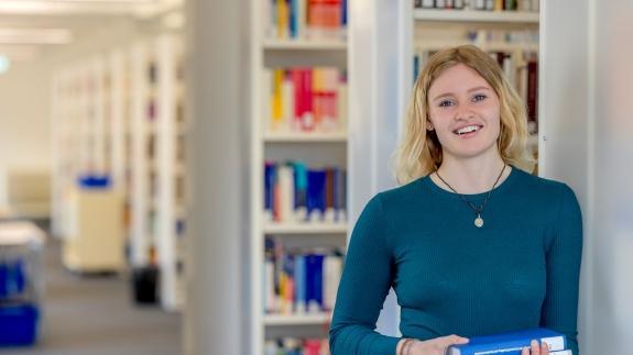 Porträt einer Studentin in der Bibliothek