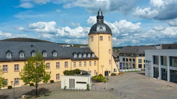 Campus Unteres Schloss. Teil Schlossplatz, Eingang Hörsaalzentrum rechts, dicker Turm in der Mitte.