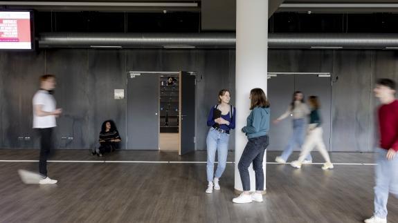 Studierende lernen im neuen und mordernen Hörsaalzentrum.
