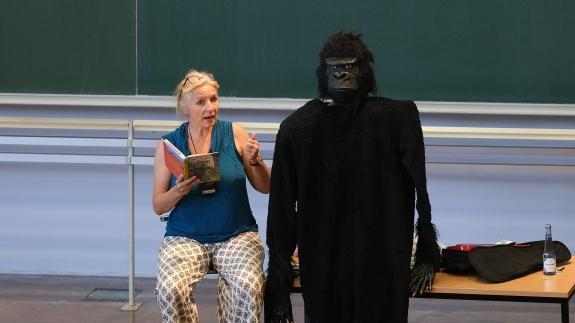 Kinderbuch-Autorin Meike Haas liest aus ihrem Buch &quot;Hilfe, meine Lehrerin ist ein Gorilla&quot;. Neben ihr sitzt eine Gorilla-Figur in Lebensgröße.