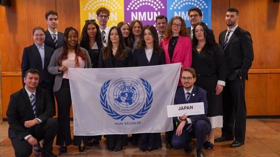 Gruppenbild der 16 Siegener Studierenden, die bei der MUN New York teilgenommen haben.