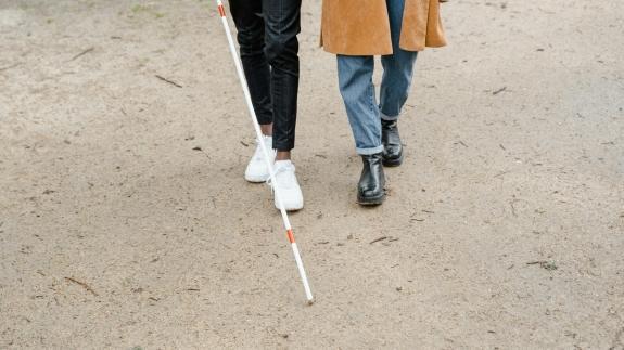Person mit Blindenstock